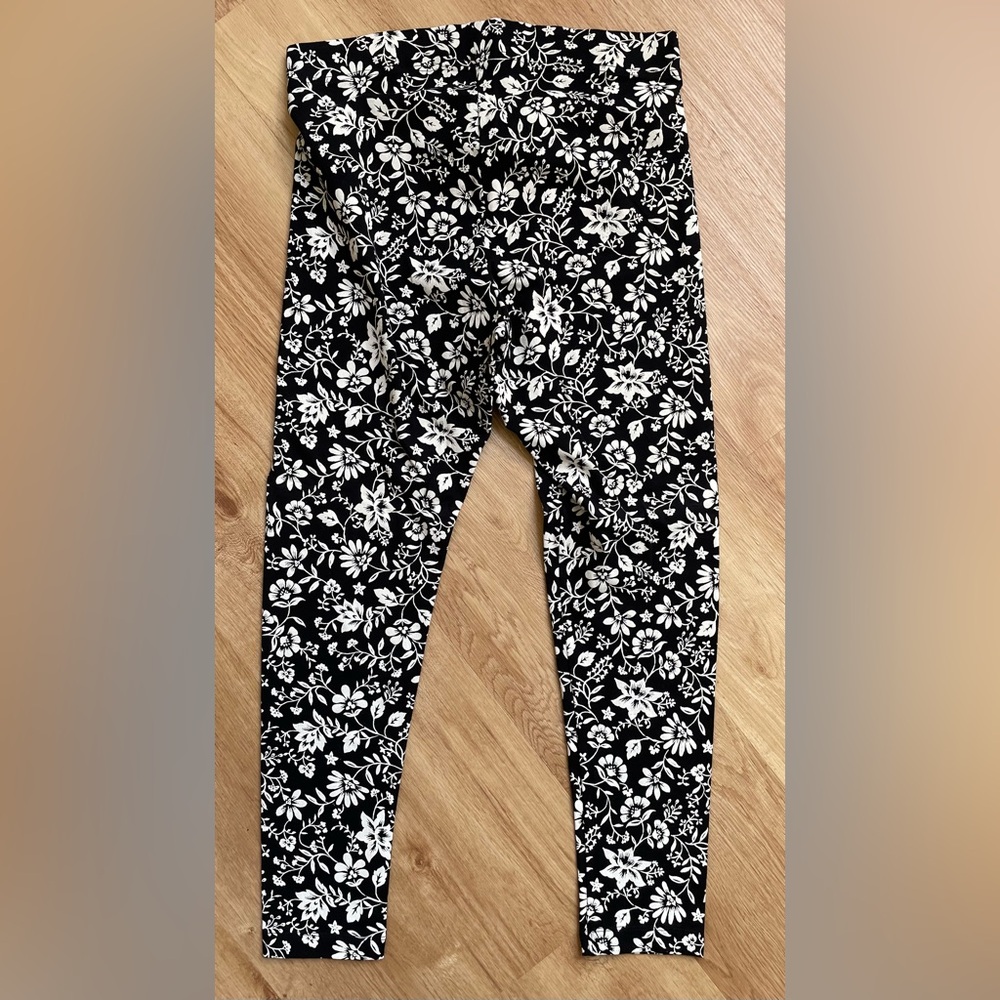 New NWT Old Navy large black white floral leggings - Picture 3 of 5